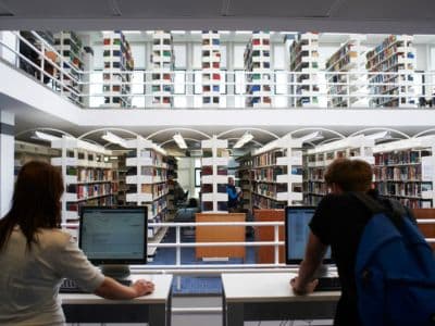 Studierende in der Unibibliothek von York Studierende in der Universitätsbibliothek