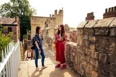 Erkunde mit Kommiliton*innen die historische Stadtmauer von York Studierende auf der historischen Stadtmauer von York