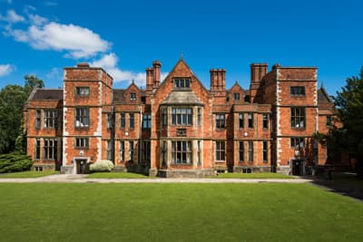Auf dem Unicampus findest du eine Vielzahl historischer Gebäude Die Helsington Hall, eines der historischen Gebäude auf dem Campus der University of York