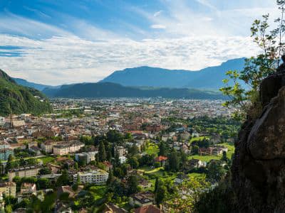 In Bozen hast du majestätische Berge direkt vor der Tür! Ausblick über die Stadt Bozen mit Bergen im Hintergrund