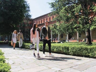 Studierende auf dem Mailänder Campus der Cattolica Studierende auf dem Mailand Campus der Cattolica