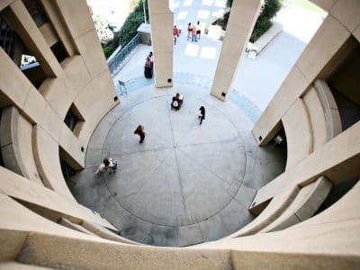 Die Craven Hall auf dem Campus der CSUSM Rundes offenes Gebäude auf dem Campus der CSUSM