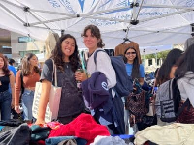 Studierende der CSUSM beim halbjährlichen Cougar Thrifts Free Store Studierende der CSUSM