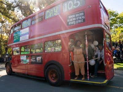 Die alten Doppeldeckerbusse sind sehr beliebt an der UC Davis Ein roter Doppeldeckerbus umgeben von Menschen