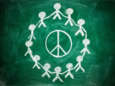 Frieden schaffen für eine nachhaltig gerechte Welt Menschenkette aus Kreise um ein Peace-Zeichen herum