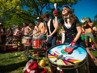 Der Picnic-Day ist an der UC Davis eine jahrzehntelange Tradition Junge Menschen mit diversen Musikinstrumenten