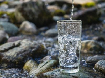 Alle Menschen sollen Zugang zu frischem, sauberem Wasser haben. Frisches Wasser in einem Wasserglas