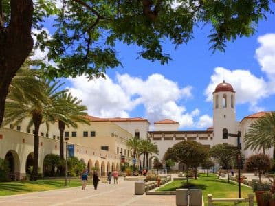 Wenn du an der SDSU studierst, bekommst du regelmäßig diese Aussicht geboten. Aufnahme des Campus an der San Diego State University