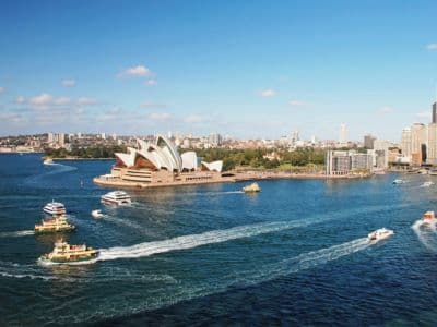 Sydney bietet viele spannende und ikonische Orte Ausblick über den Hafen Sydney mit Opernhaus im Vordergrund