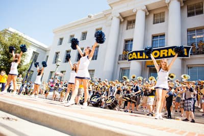 Campus-Veranstaltung an der UC Berkeley Cheerleader auf dem Campus der UC Berkeley