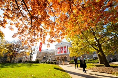 Bascom Hall im Herbst Unicampus mit Laubbäumen in Herbstfarben