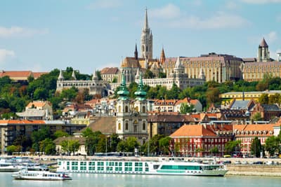 Die Buda-Seite von Budapest mit Burgpalast, Matthiaskirche und Fischerbastei Blick auf Buda mit Burgpalast und Matthiaskirche (Budapest, Ungarn)