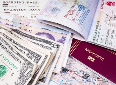 Die Einreise und Beantragung eines Studentenvisums für Chile ist vergleichsweise unkompliziert. Chilenischer Reisepass und Geldnoten.