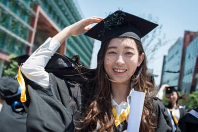 Geschafft! Ein Studienabschluss ist immer ein Grund zur Freude. Absolventin einer chinesischen Hochschule