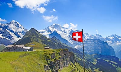 Ein herrlicher Ausblick: Der Männlichen-Gipfel in den Berner Voralpen (Schweiz) Schweizer Flagge auf dem Männlichen-Gipfel