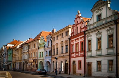 Typische Häuser des historischen Stadtzentrums von Hradec Králové (Tschechien) Häuserreihe in der Altstadt von Hradec Králové (Tschechien)