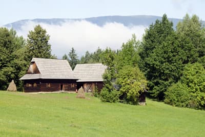 Holzhaus der Kysuce-Region im Freilichtmuseum des slowakischen Dorfs (Martin, Slowakei) Holzhaus der Kysuce Region (Martin, Slowakei)