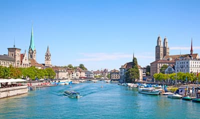 Die Limmat fließt direkt durch Zürichs Altstadt Die Limmat in Zürich (Schweiz)