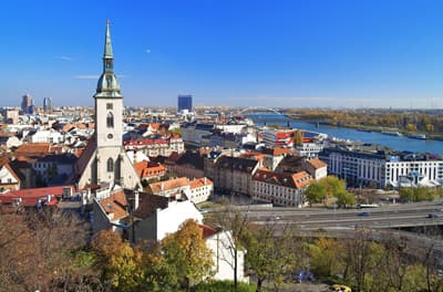 Blick von der Bratislava Burg auf die Stadt und den Martinsdom (Slowakei) Blick auf Bratislava mit Martinsdom (Slowakei)
