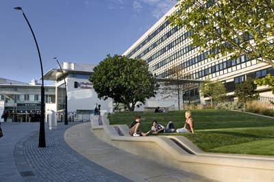 Im Herzen der Innenstadt: der City Campus der Sheffield Hallam University in Großbritannien Der Hallam Square der Sheffield Hallam University in Großbritannien