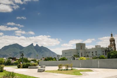 Symbol des Bundesstaates Nuevo León: Der Cerro de la Silla in Monterrey Der Cerro de la Silla in Monterrey (Nuevo Leon, Mexiko)