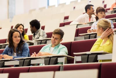 Freundliche Studienatmosphäre in den Niederlanden Studenten sitzen in einem Hörsaal und unterhalten sich