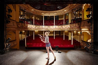 Viel Zeit verbringen Schauspielstudenten Texte lernen und Proben Schauspielschülerin beim Proben