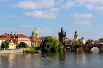 Studieren im Nachbarland Tschechien Die Moldau Brücke in Prag