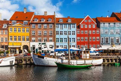 Bunte Häuserfassaden am Nyhavn in der dänischen Hauptstadt Kopenhagen Nyhavn in Kopenhagen (Dänemark)