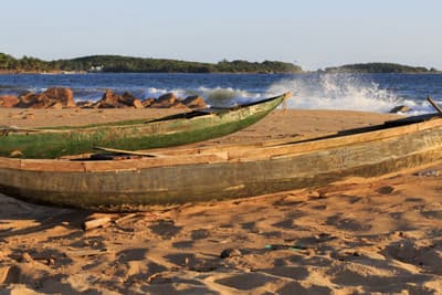 Traditionelle Einbaumboote am Strand von Axom (Ghana) Einbäume am Strand in Axom (Ghana)