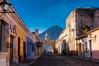 Ein Blick durch den Torbogen von Santa Catalina in Antigua (Guatemala) auf den Vulkan Agua Der Torbogen von Santa Catalina in Antigua (Guatemala)