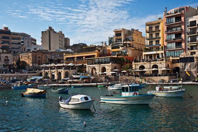 Maltas Party-Stadt: San Giljan an der Spinola Bay San Giljan an der Spinola Bay (Malta)