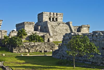 Der Maya-Tempel "El Castillo" in Tulum (Mexiko) am karibischen Meer Ruinen in der alten Maya-Stadt Tulum (Mexiko)