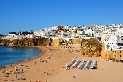 Urlaubsfeeling am Strand von Faro an der Algarve (Portugal) Der Strand von Faro in Portugal