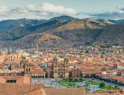 Mitten im Andenhochland: die peruanische Stadt Cusco Blick auf Cusco in Peru