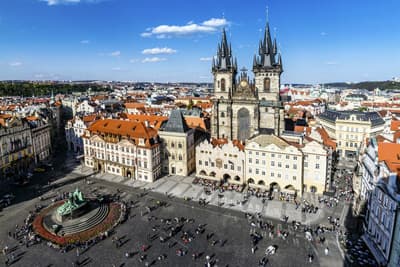 Der Altstädter Ring in Prag (Tschechien) mit Rathaus und Teynkirche Blick auf den Altstädter Ring in Prag (Tschechien)