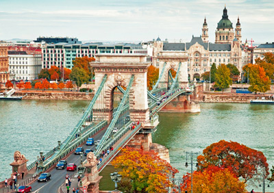 Die berühmte Széchenyi-Kettenbrücke in Budapest (Ungarn) Die Kettenbrücke in Budapest (Ungarn)