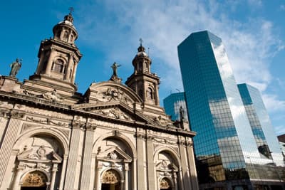 Alt und doch modern: die Kathedrale in Santiago de Chile vor einem verspiegeltem Hochhauskomplex Kathedrale auf der Plaza de Armas in Santiago de Chile