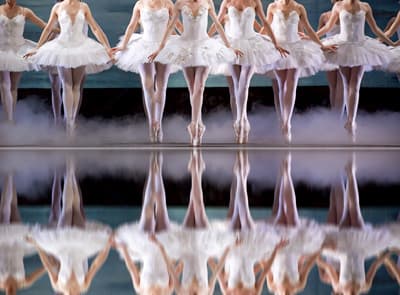 Der klassische Tanz ist nur eine Facette dieser Kunstform Ballerina spiegeln sich im Boden