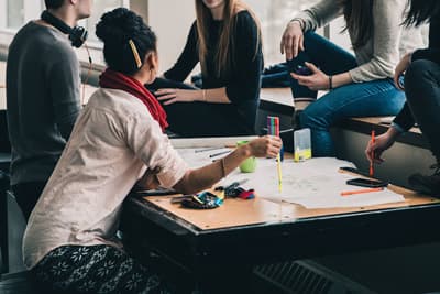 Ein langes Masterprogramm in Medizin gibt es auch an tschechischen Unis Studenten in der Bibliothek