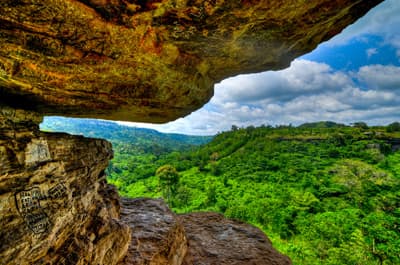 Blick ins Grüne vom berühmten Umbrella Rock (Ghana) Umbrella Rock in Ghana
