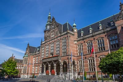 Moderne Universitäten in den Niederlanden Hohes Rechteckiges Gebäude mit Glasfassade und Treppe