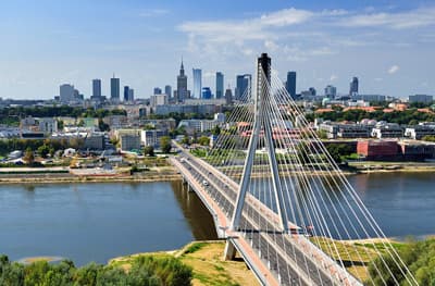 Heilig-Kreuz-Brücke vor der Skyline von Warschau Skyline von Warschau (Polen)