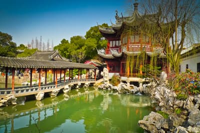 Chinesische Gartenkunst: der Yu-Garten in Shanghai Ein traditioneller Pavillon im Yu-Garten von Shanghai (China)